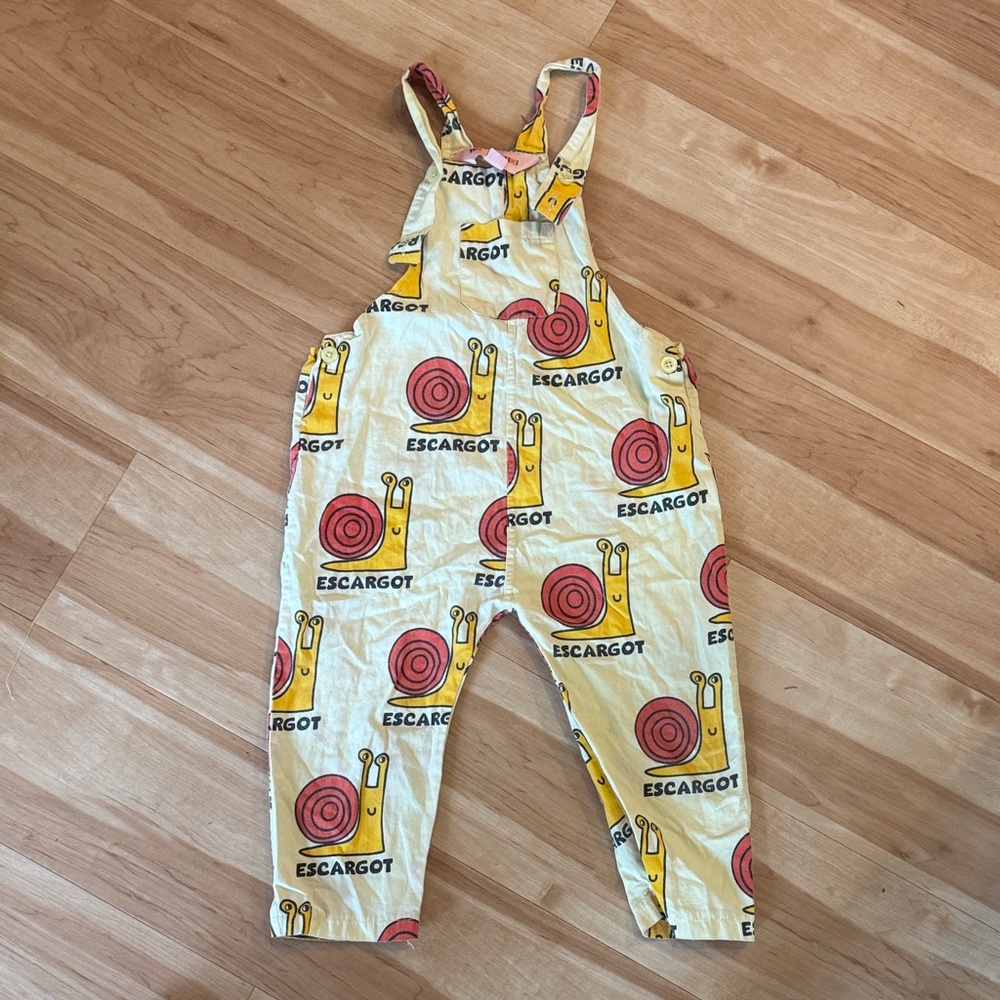 Hugo loves Tiki snail overalls